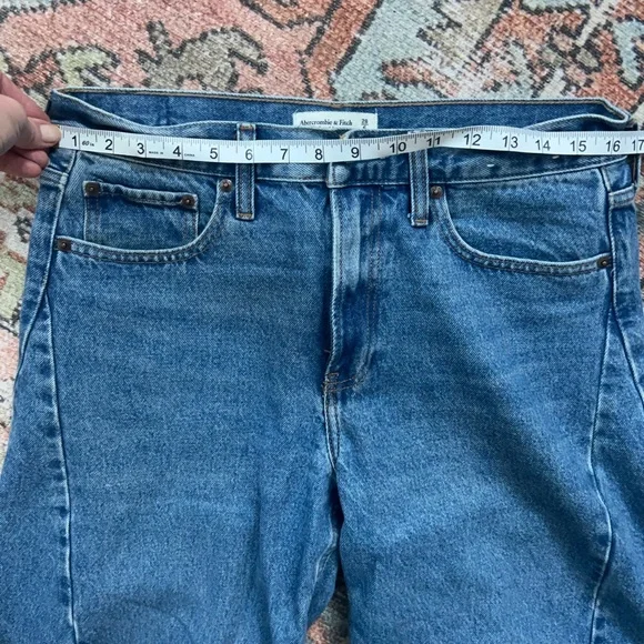 Abercrombie & Fitch medium wash barrel Jeans - Picture 4 of 5